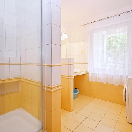 公寓 Victus Traditional With Balcony In By Renters