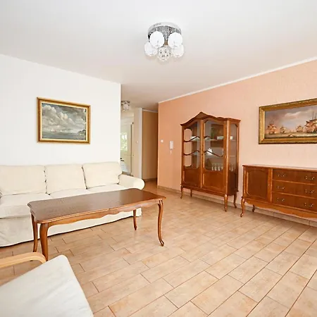 Victus Traditional With Balcony In By Renters 公寓 索波特